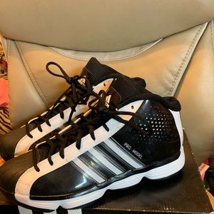 Adidas Women's Pro Model 2010 Basketball Shoe. 9.5